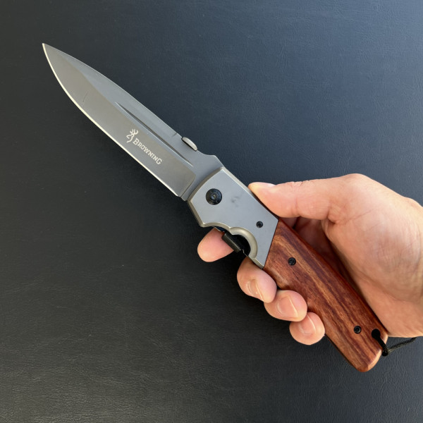 Тежък сгъваем нож BROWNING WOOD, с тактическо острие с канал, дървена дръжка и клипс за закачане